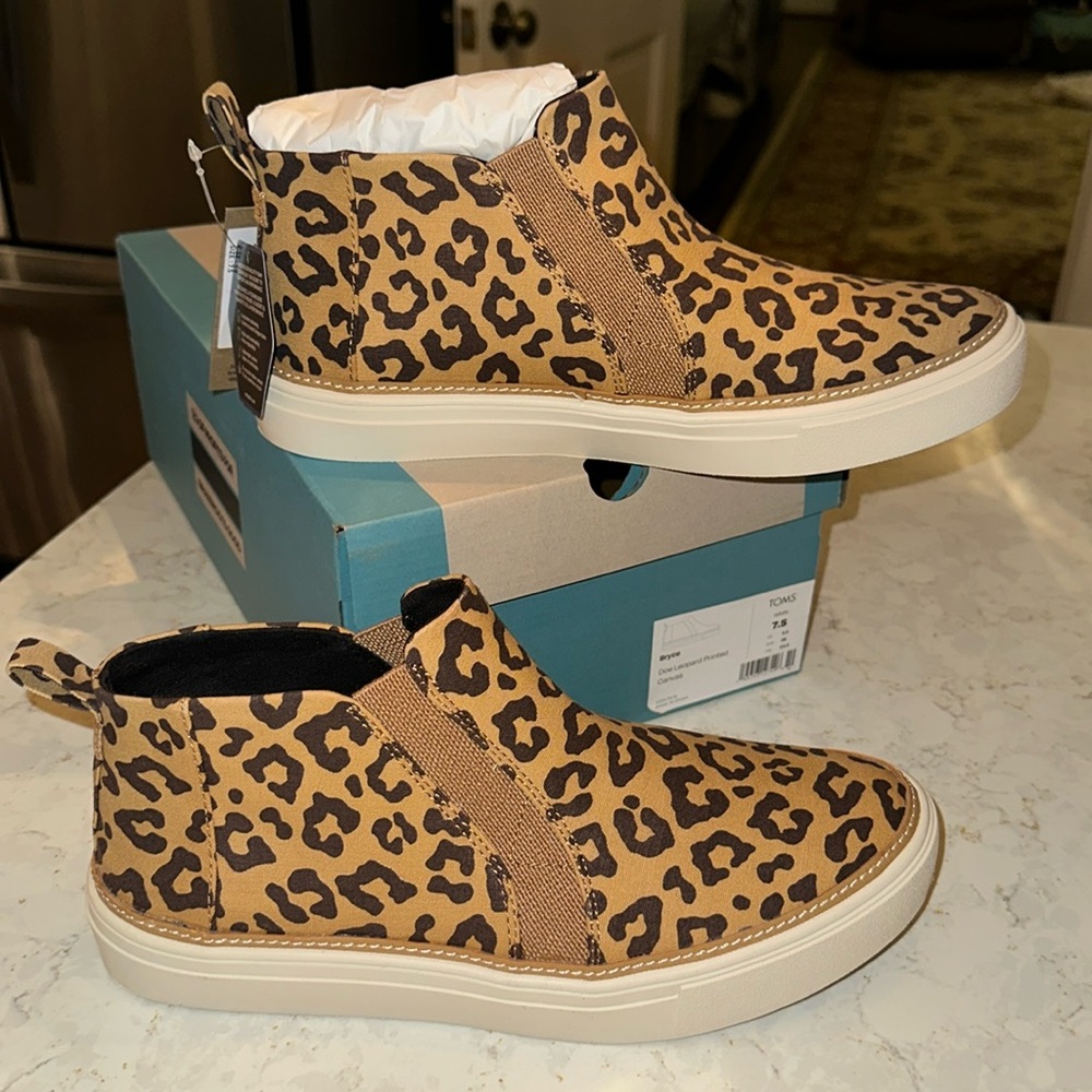 New with Tags Toms Bryce Doe Leopard Printed Canvas Booties size 7.5